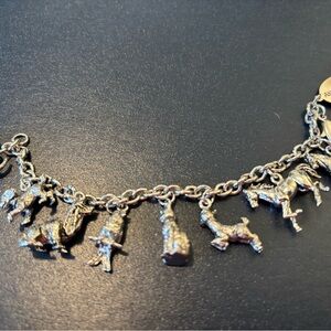 AMERICAN DOLL Vintage Bracelet
Silver Charm Bracelet with Animal Pendants